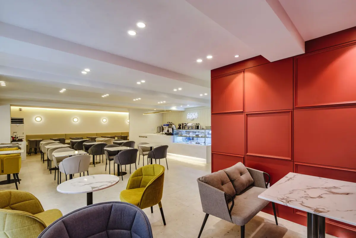 코랄레드 포인트 벽이 돋보이는 컬러풀 카페 ANN